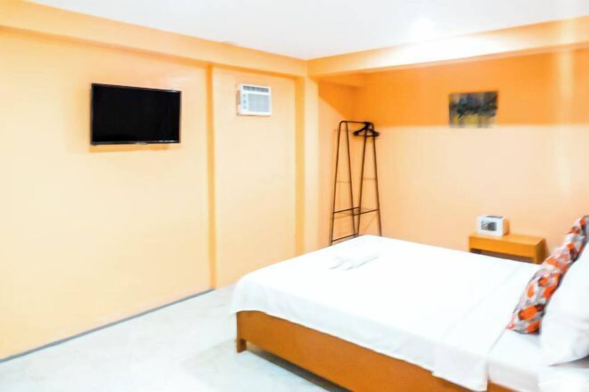 In-room safe, free WiFi, bed sheets
