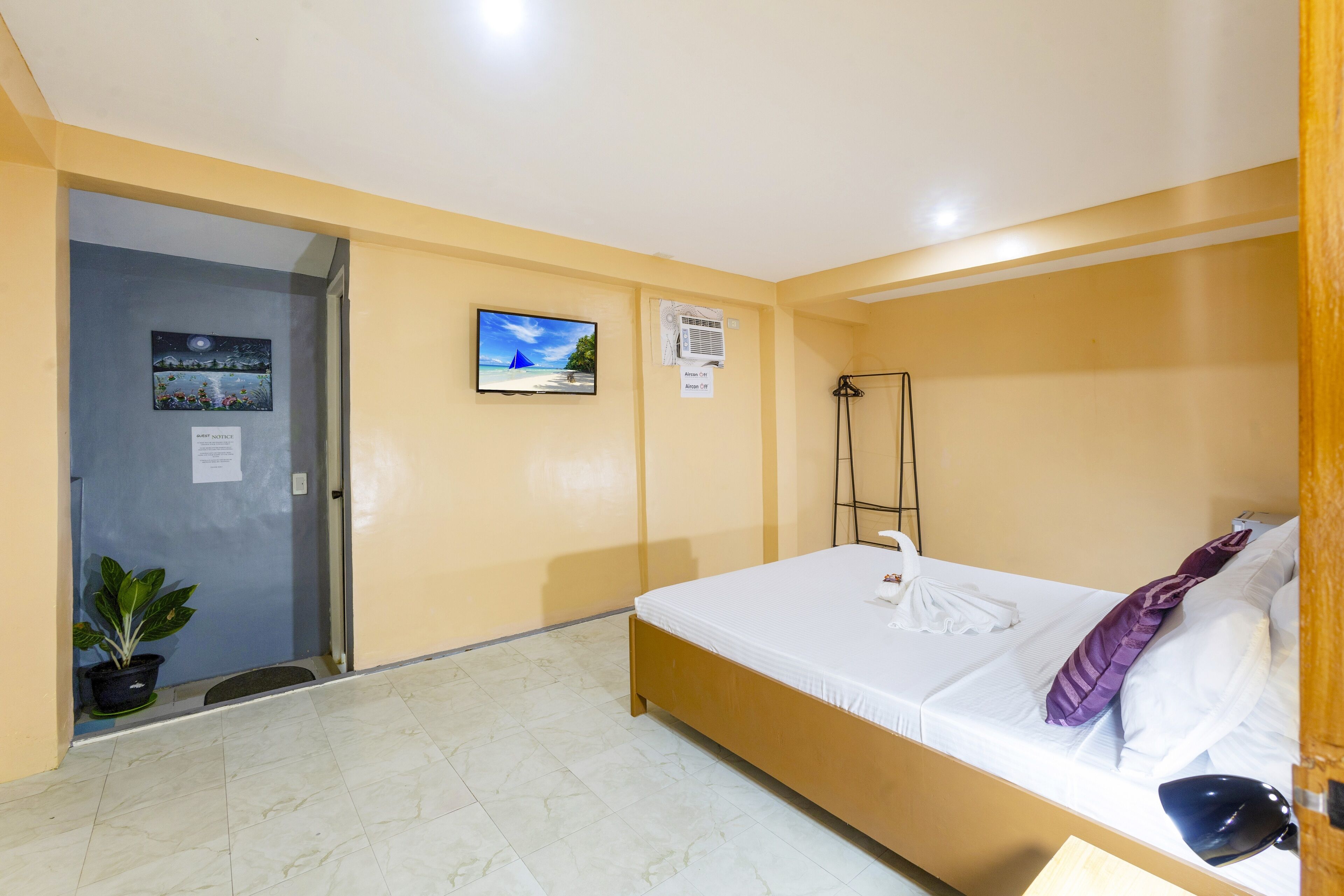 Photo - White Shamrock Beach Hotel