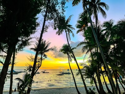 White Shamrock Beach Hotel