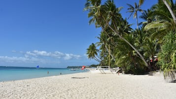 Beach nearby, white sand, 4 beach bars