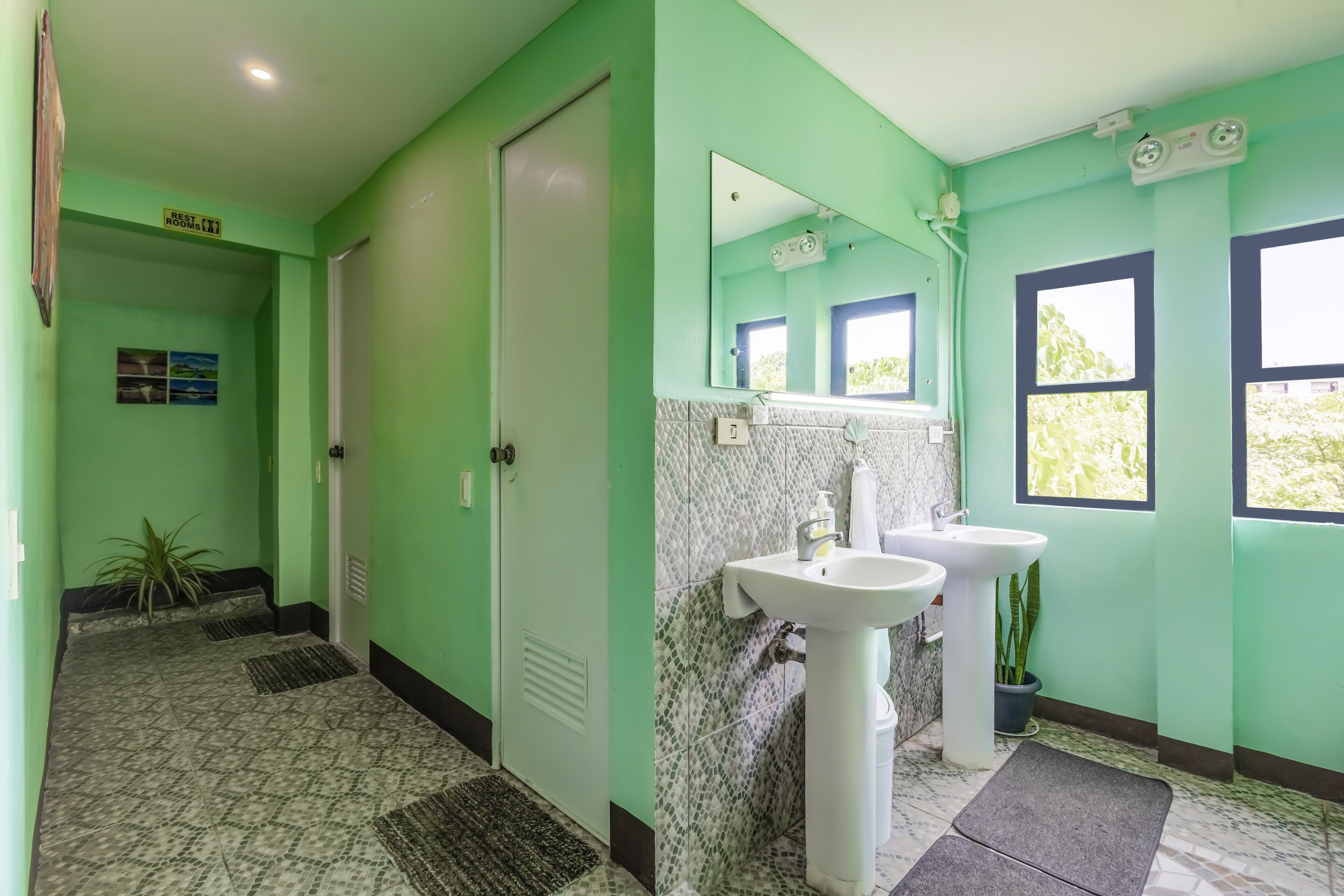 Photo - White Shamrock Beach Hotel