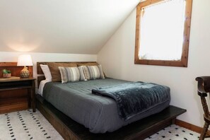 Escritorio, tabla de planchar con plancha, wifi gratis y ropa de cama