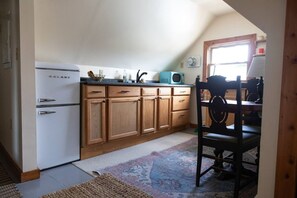 Dining - Cozy Attic 10 min to Llitchfield (Torrington)