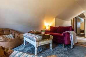 TV - Cozy Attic 10 min to Llitchfield (Torrington)