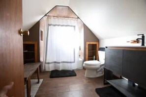 Eco-friendly toiletries, hair dryer, towels - Cozy Attic 10 min to Llitchfield (Torrington)