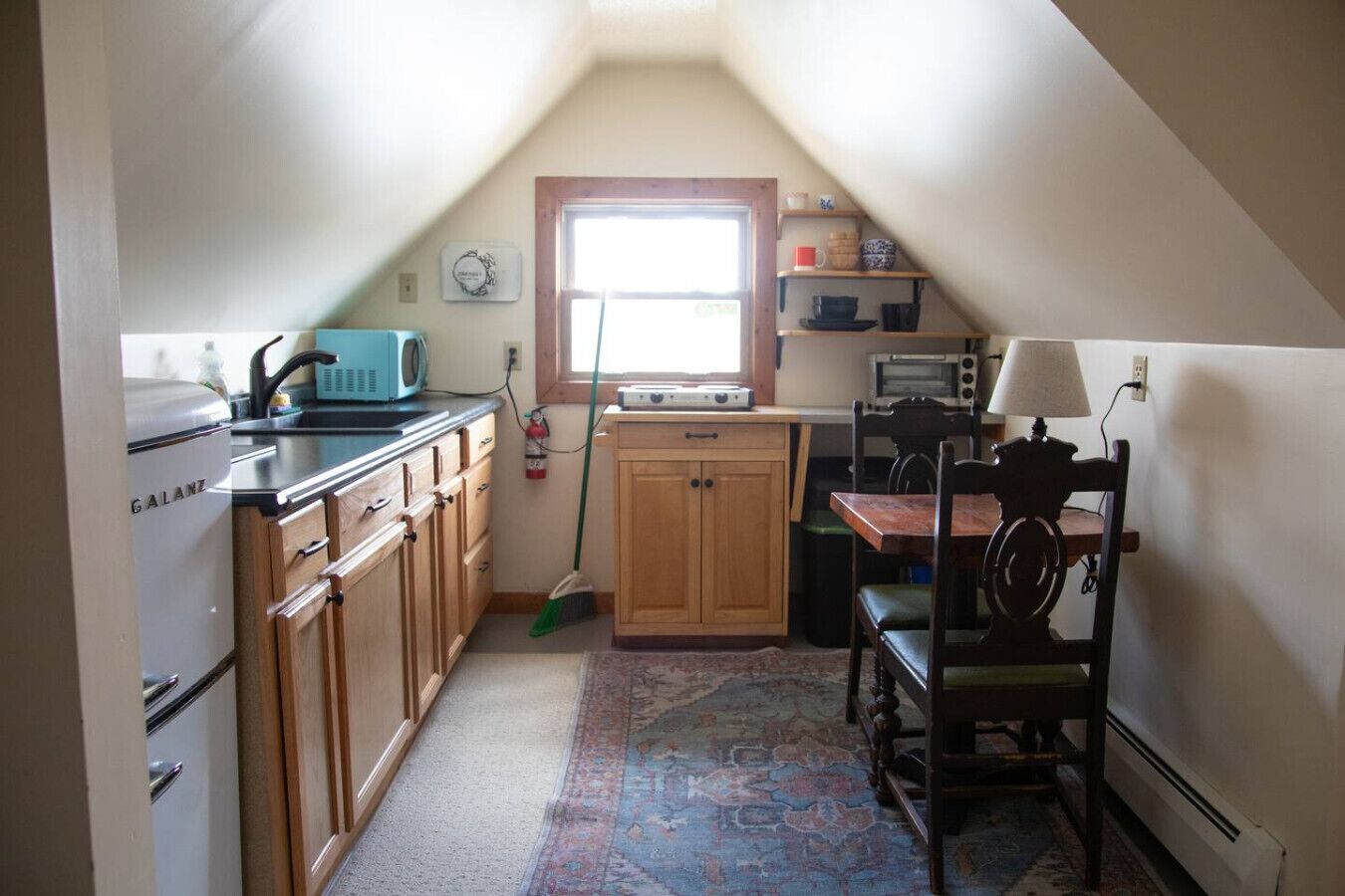 Réfrigérateur, four à micro-ondes, surface de cuisson, cafetière-théière