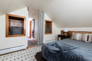 Desk, iron/ironing board, free WiFi, bed sheets - Cozy Attic 10 min to Llitchfield (Torrington)