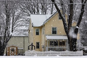 Exterior - Cozy Attic 10 min to Llitchfield (Torrington)
