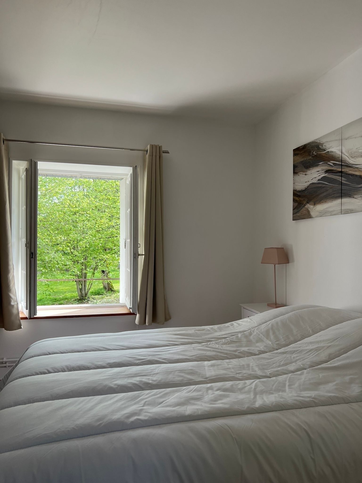 5 habitaciones, escritorio y tabla de planchar con plancha 