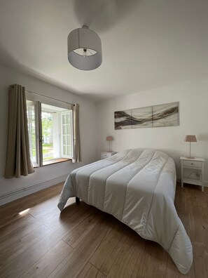 5 Schlafzimmer, Schreibtisch, Bügeleisen/Bügelbrett, Reisekinderbett