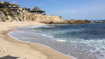 Aurinkotuoleja, rantapyyhkeitä