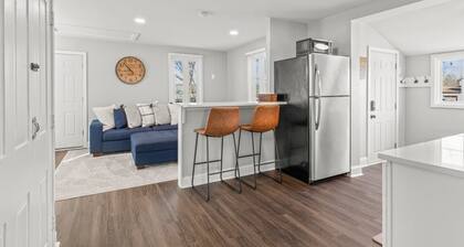 Unique & Cozy Carriage House ~ Queen Beds ~ Patio!