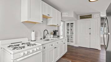 雪櫃、微波爐、焗爐、爐具