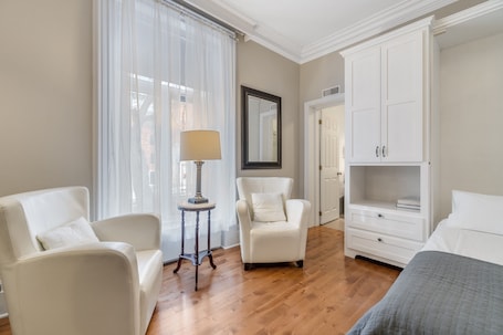 高级房 | 办公桌、免费 WiFi、床单