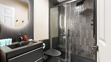 Family Quadruple Room | Bathroom | Shower, eco-friendly toiletries, hair dryer, towels