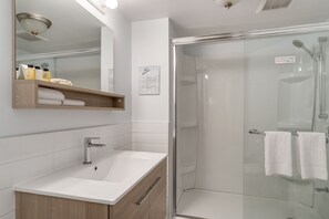 Classic-Zimmer, 1 King-Bett | Badezimmer | Dusche, umweltfreundliche Kosmetikartikel, Haartrockner, Handtücher