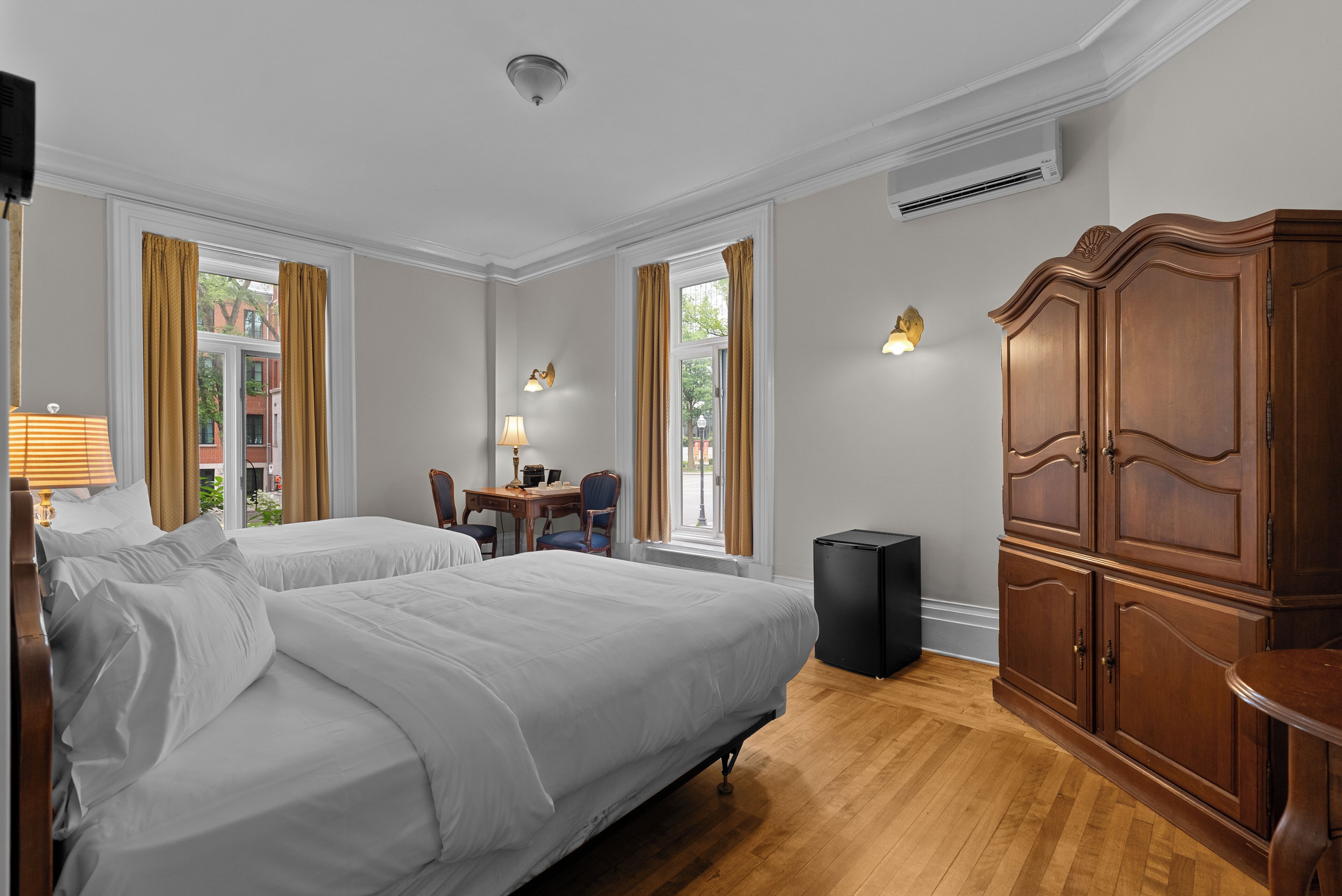 Signature kamer, 2 tweepersoonsbedden | Een bureau, gratis wifi, beddengoed