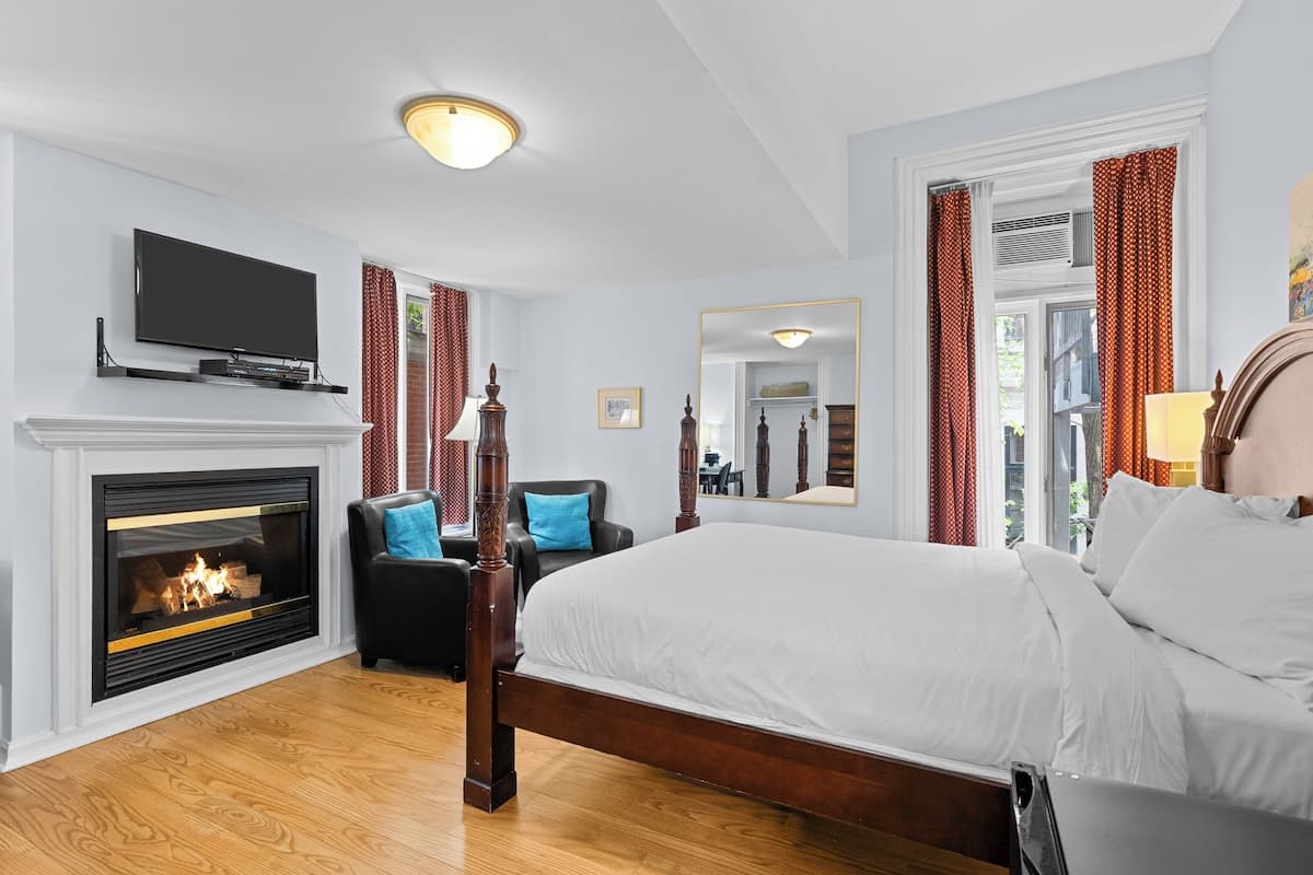 Quarto com design assinado, 1 cama Queen | 2 quartos, escrivaninha, Wi-Fi de cortesia, roupa de cama