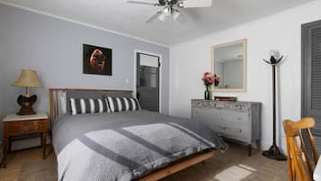 2 bedrooms, desk, iron/ironing board, WiFi