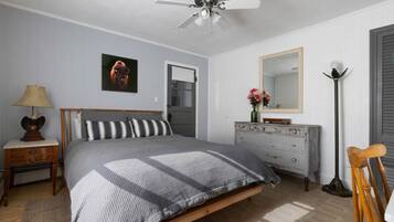 2 habitaciones, escritorio, tabla de planchar con plancha y wifi