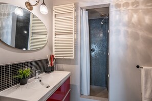 Shower, hair dryer, bidet, towels