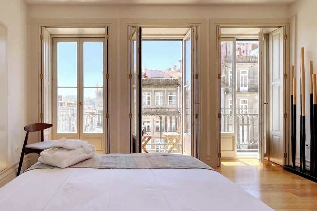 2 quartos, cofres nos quartos, ferros/tábuas de passar roupa