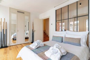 2 quartos, cofres nos quartos, ferros/tábuas de passar roupa