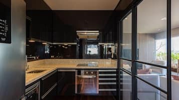 Appartement Deluxe | Cuisine privée | Batterie de cuisine, vaisselle et ustensiles