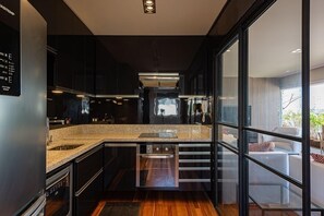 Deluxe Apartment | Private kitchen | Cookware/dishes/utensils - Edifício Triplo (São Paulo)