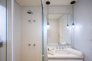 Appartement | Salle de bain | Douche, serviettes fournies, papier de toilette