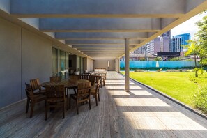 Outdoor dining - Edifício Triplo (São Paulo)