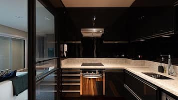 Apartamento | Cozinha privada | Talheres/pratos/utensílios de cozinha