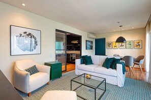 Apartment | Wohnbereich | 40-Zoll-Fernseher mit Satellitenempfang