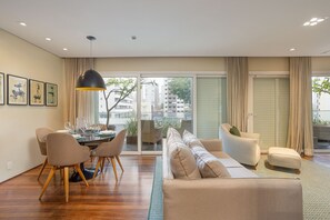 Un salon moderne comprenant un coin repas, un canapé et une table basse.