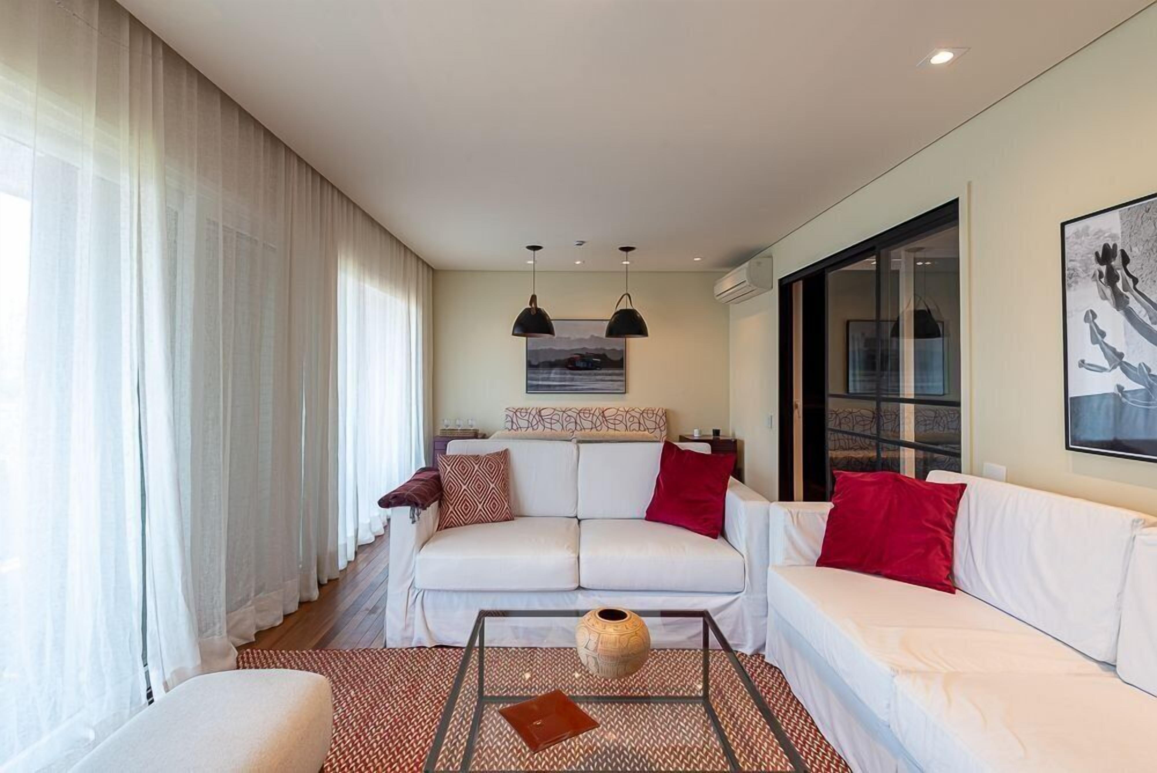 Departamento Deluxe | Área de sala de estar | Televisión de 40 pulgadas con canales vía satélite 