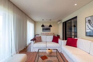 Departamento Deluxe | Área de sala de estar | Televisión de 40 pulgadas con canales vía satélite 