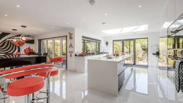 Réfrigérateur, micro-ondes, four, lave-vaisselle