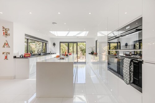 Luxury modern house. 5 mins walk to beach and village