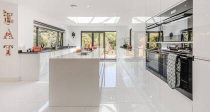 Luxury modern house. 5 mins walk to beach and village