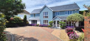 Exterior - Luxury modern house. 5 mins walk to beach and village (Milford on Sea)