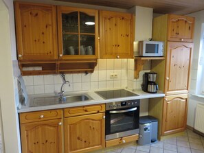 ثلاجة، ميكروويف، فرن، ماكينة لصنع القهوة/الشاي