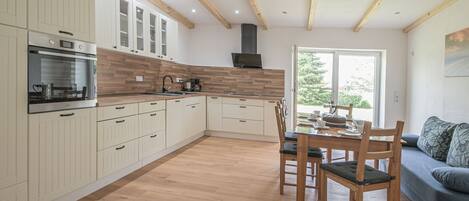 冷蔵庫、電子レンジ、オーブン、食器洗い機