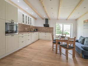 Een koelkast, een magnetron, een oven, een vaatwasser