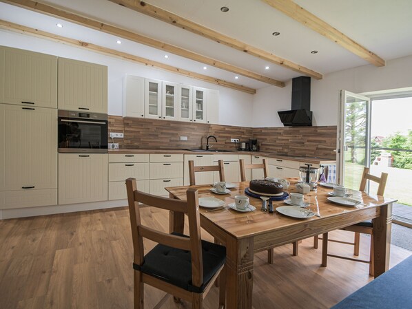 Fridge, microwave, oven, dishwasher - A vacation home to feel at home in... Our newly renovated and just completed "Ferienhaus Upgant" is modern and stylishly furnished. The 110 square meter living space is located entirely on the first floor and offers you open, modern living... (Upgant Schott)