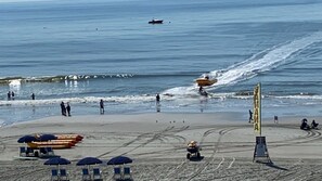 Sur la plage, chaise longue, serviettes de plage