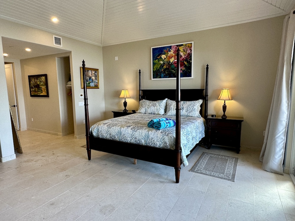 Luxury Condo, Steps to the Beach, Kayaks, Sups, Snorkel Gear, Close to