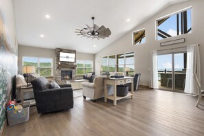 Smart TV, chimenea, videojuegos y tenis de mesa 