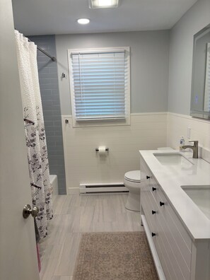Shower, hair dryer, towels, soap - Your Beach Retreat — Sleeps 10 (Narragansett)