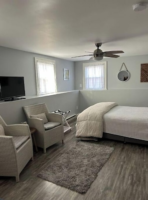 5 bedrooms, iron/ironing board, free WiFi, bed sheets - Your Beach Retreat — Sleeps 10 (Narragansett)