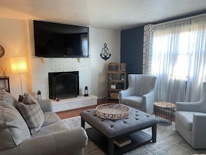 Smart TV, fireplace - Your Beach Retreat — Sleeps 10 (Narragansett)